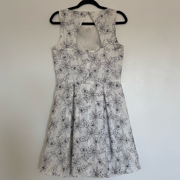 Danny & Nicole Embroidery Dress - Picture 2 of 3